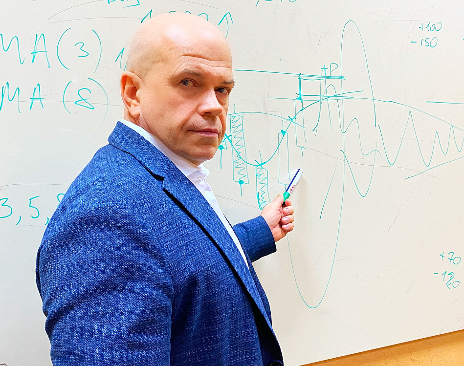 Serhii Ostapchuk cerca de la pizarra